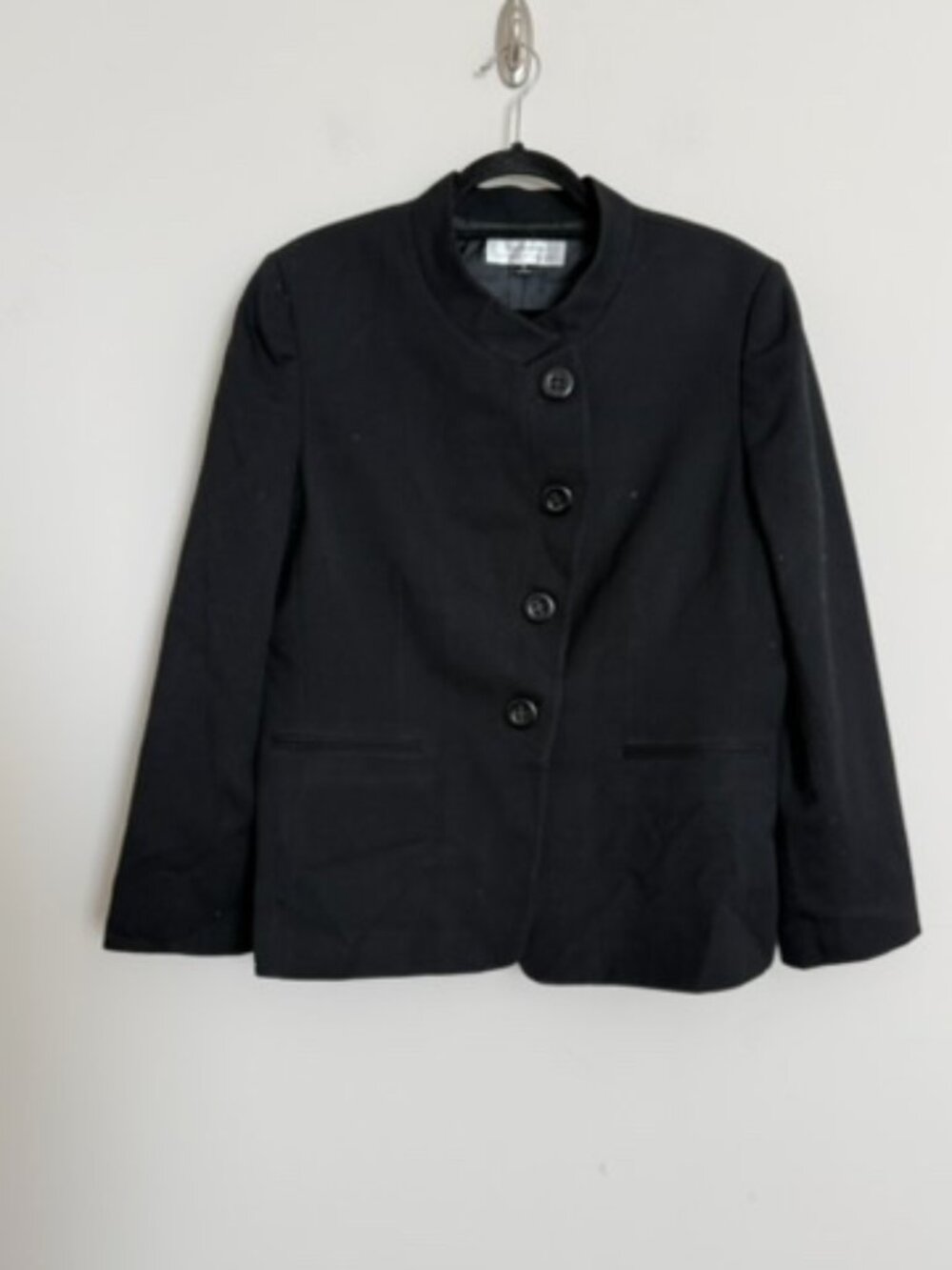 Woman Tahari Arthur S. Levine 2-piece Black Pant Suit - Size 16. - Picture 7 of 12